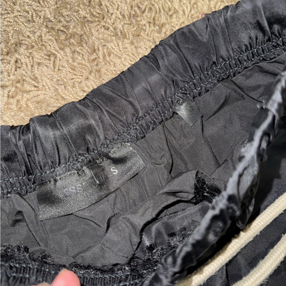 essentials women’s shorts - image 3